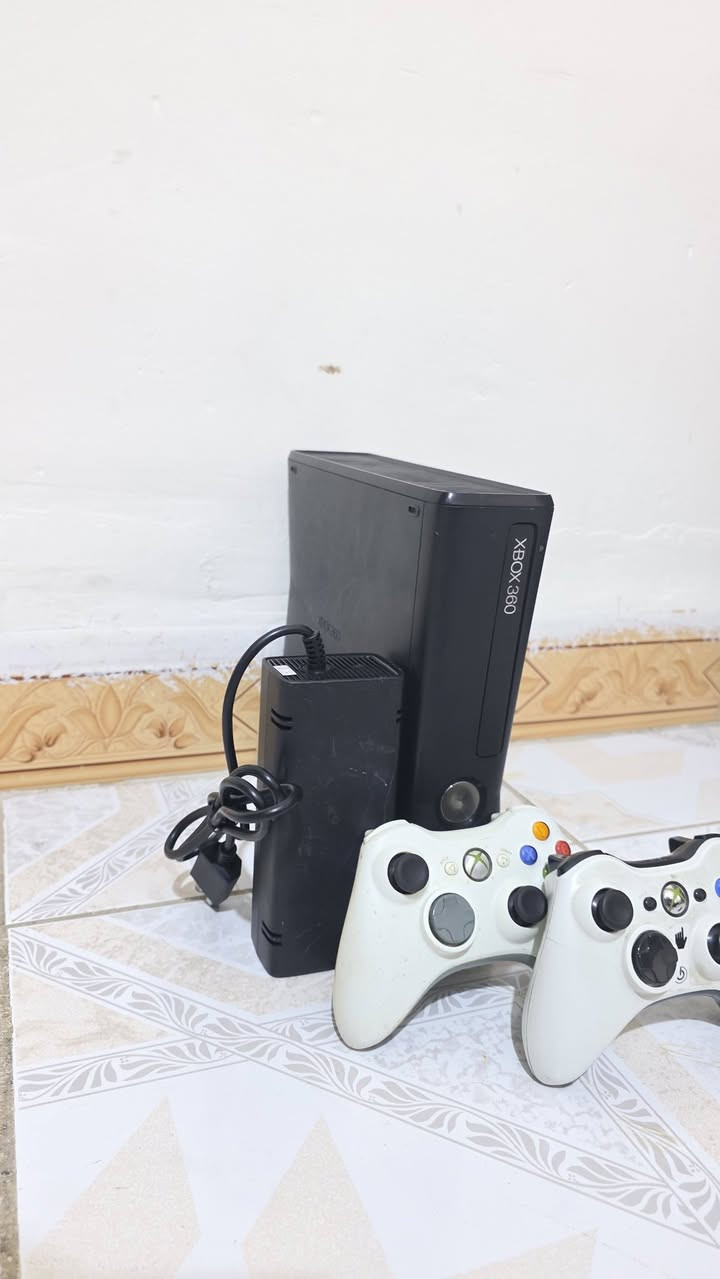 اكس بوكس 360مهكر حيل نظيف يحتوي على 72لعبة قويه ويحتوي على 2جوستك بلادي وغراضه كله بلادي شرط الفحص السعر 130وبي مجال للطيبين توصيل جميع المحافظات متوفر ***********
