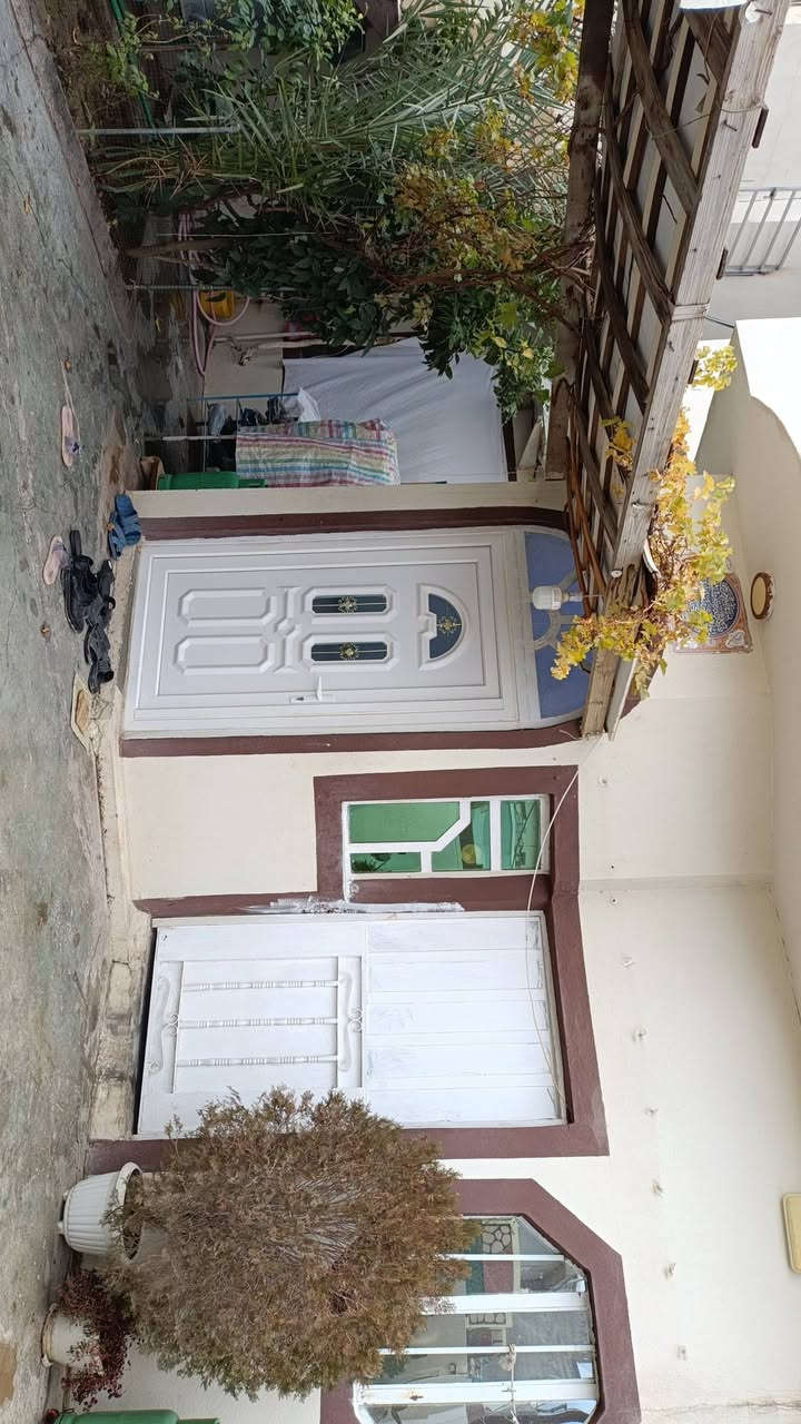 ئەم خانووە بۆ فرۆشتن و گۆڕینەوە 
ڕوبەری 160 مەترە دوو قاتە لە گەڕەکی ئاوارەکان نزیک هەموو خزمەتگوزاریەک بۆ نرخ کێ ویستی تێل بکات. ***********
