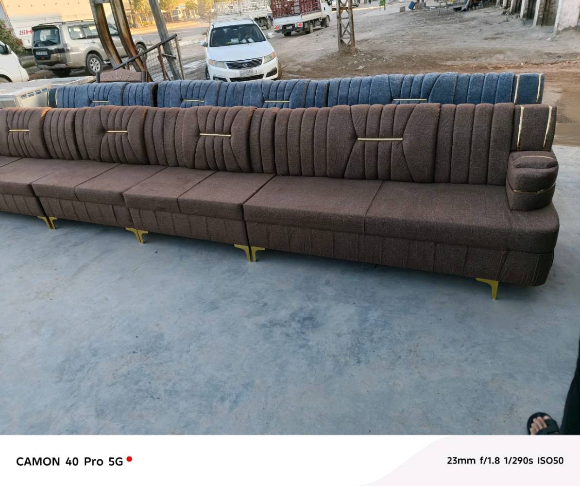 ديكورات ديوانية فاخرة ومتنوعة بألوان وتصاميم متعددة تلائم جميع الأذواق. مصنوع من قماش ناعم ومريح مع تفاصيل ذهبية أنيقة تعزز من مظهره الجمالي. متين ومناسب للاستخدام في داخل المنازل أو المجالس الكبيرة.