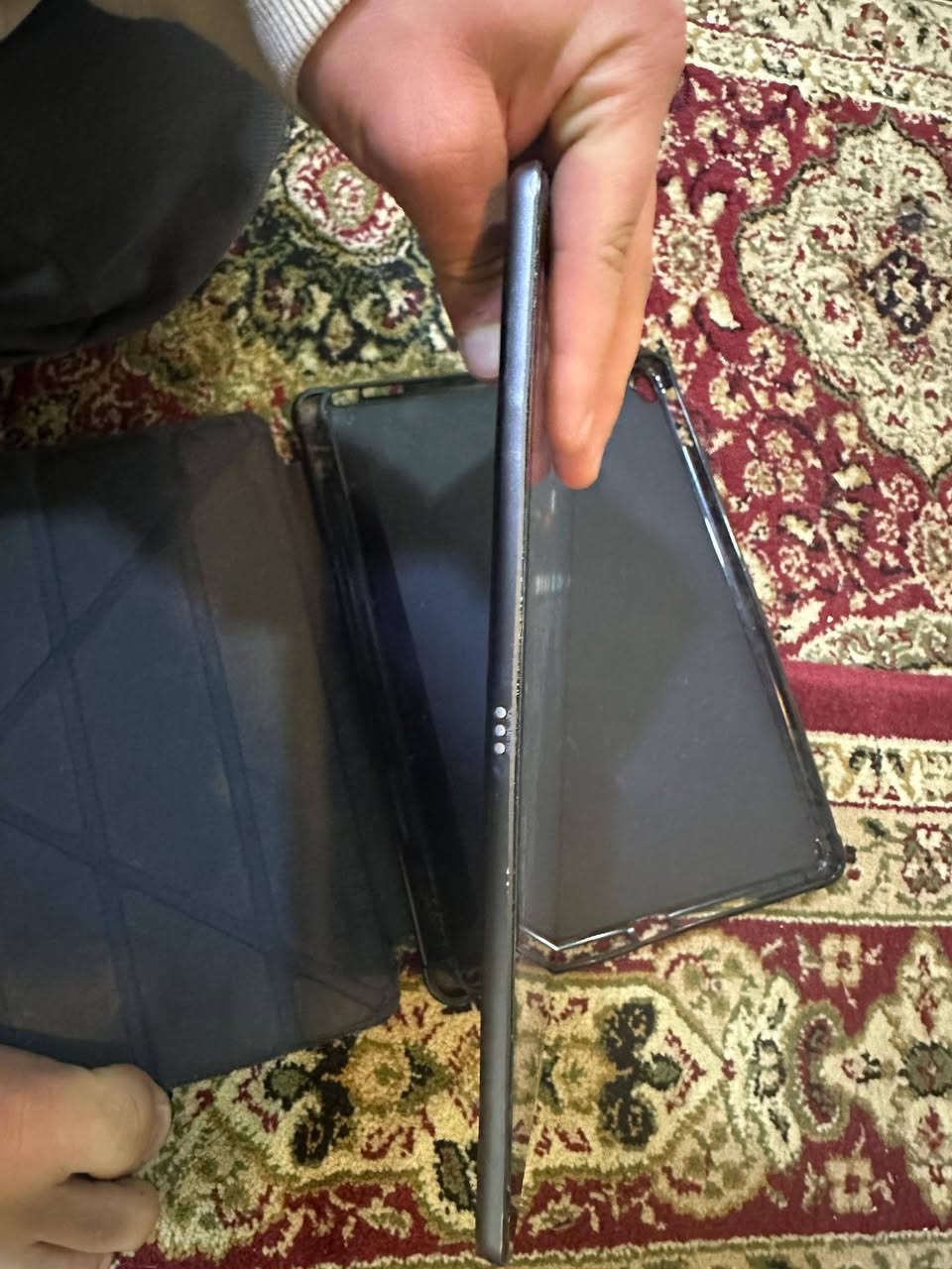 ايباد 9 
ذاكرة 64 
بيه ضربة بالظهر 
بس نظافة كلش زينه 
***********
***********
