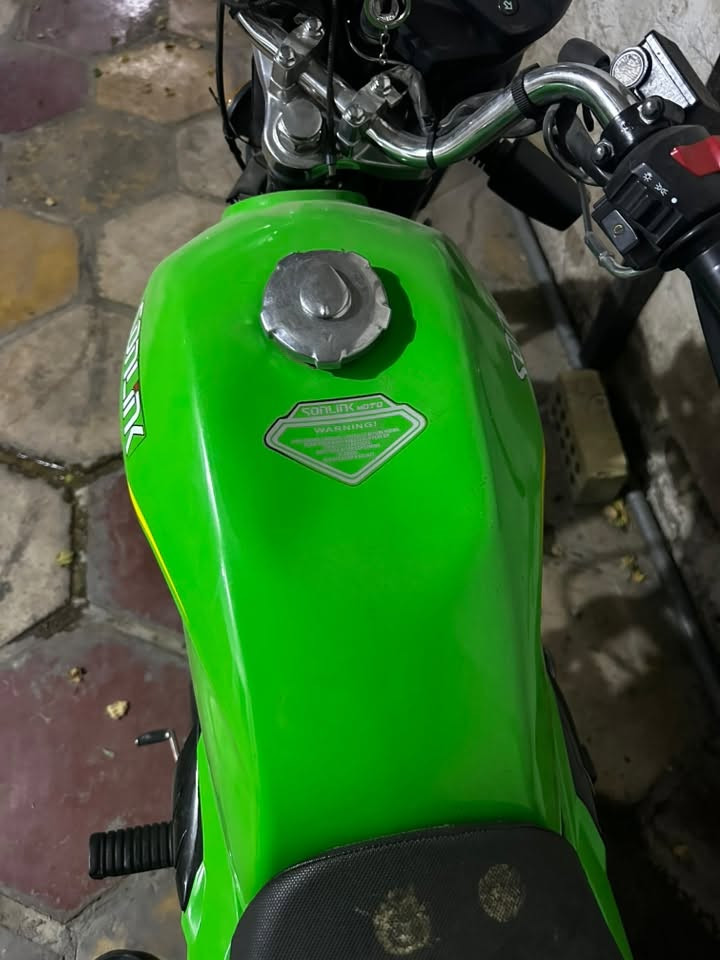 السلام عليكم دراجه سونلنك ماكس 150cc للبيع ممشه الدراجه 42 الف نضيفه ومحركها مكفول ابد ممفتوح وصل المعرض ب اسمي واتكفلها من كير مكينه سرقه اي شي تجي تاخذها من الباب سعرها 550وبيها مجال بيه ضربه ب التانكي مماثره بشي التفيده يراسلني ع الواتساب *********** المتفيده يعبر بهدوء
