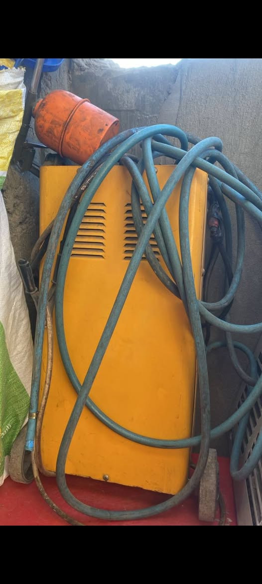 السلام عليكم ورحمه الله وبركاته جهاز نوزلات فحص جديد شغال وشحانه بطاريات السيارات  تشحن 12فورت و24فورت الرقم ***********
