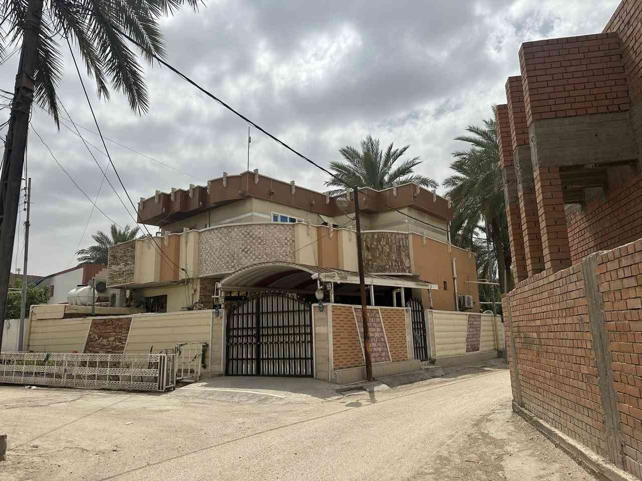 دار للبيع المكان حي الوحده طابو صرف
المساحه 210
الطابق الاول يتكون من استقبال 7\4
هول معزول 5/4
مطبخ حار بارد 7/4
صحيات داخليه وحمام 
الطابق الثاني كما موضح بالصوره شغل تركي سندويج مغلف داخل وخارج 
الطابق الثاني 2 عرف نوم 6/5
هول كبير 
مغاسل كامله 
مخزن 
البيت شغل درجه اولى 
السعر 180 خصم 
***********
***********
