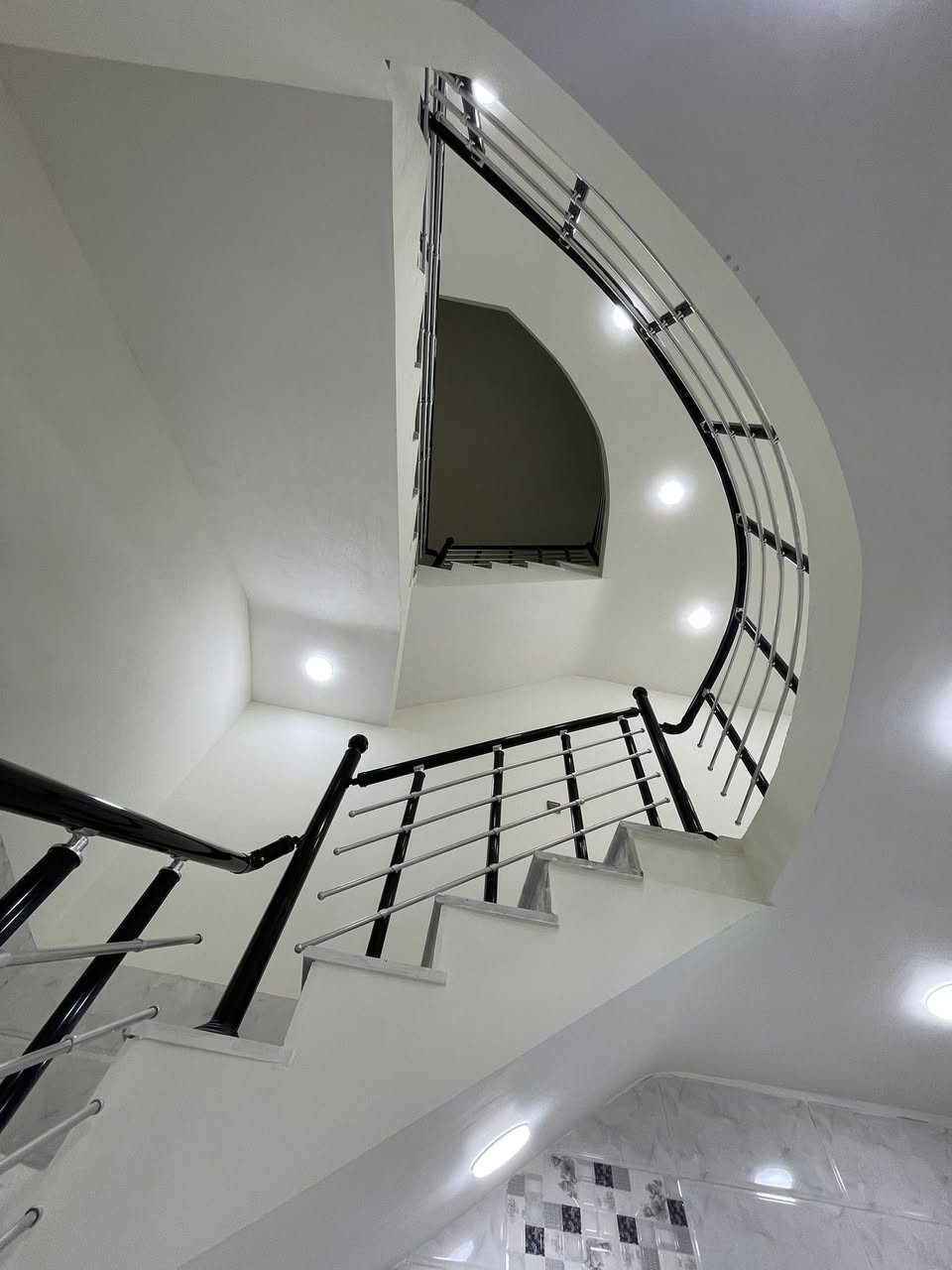 للايجار بيت مساحه ١٠٠ متر في حي الشباب المربع الذهبي 
طابقين ثلاث نوم استقبال مطبخ خدمات عدد ٢ جديد 
استفسار 
***********
