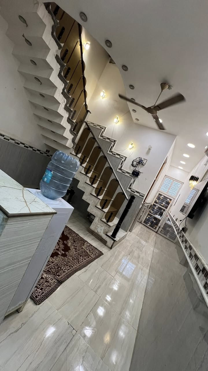 السلام عليكم
دار للبيع بناء 2021 المساحه  100م طولاني
الصحفين مقابل المستشفى اللبناني
طابقين كامل للأستفسار (***********)
