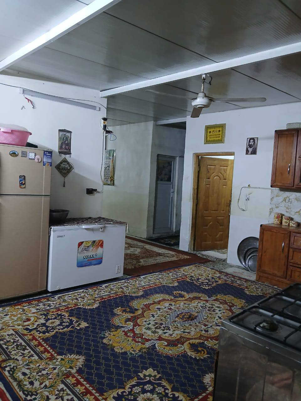 خلف مكتب قائد الشمري ***********
