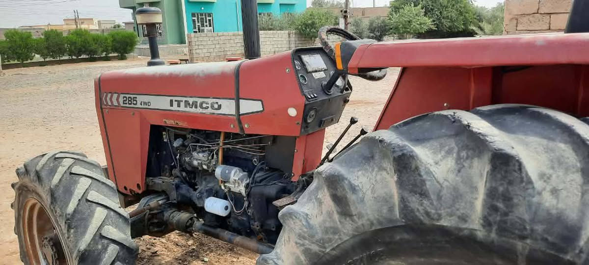 مكلف بالنشر تركتر فورگسن ايطالي دبل شركة موديل 2013 محرك جديد مامفتوح هدروليك اكسل شرط تايرات فوگ نص العمر الشراي الاتصال على الرقم ***********
