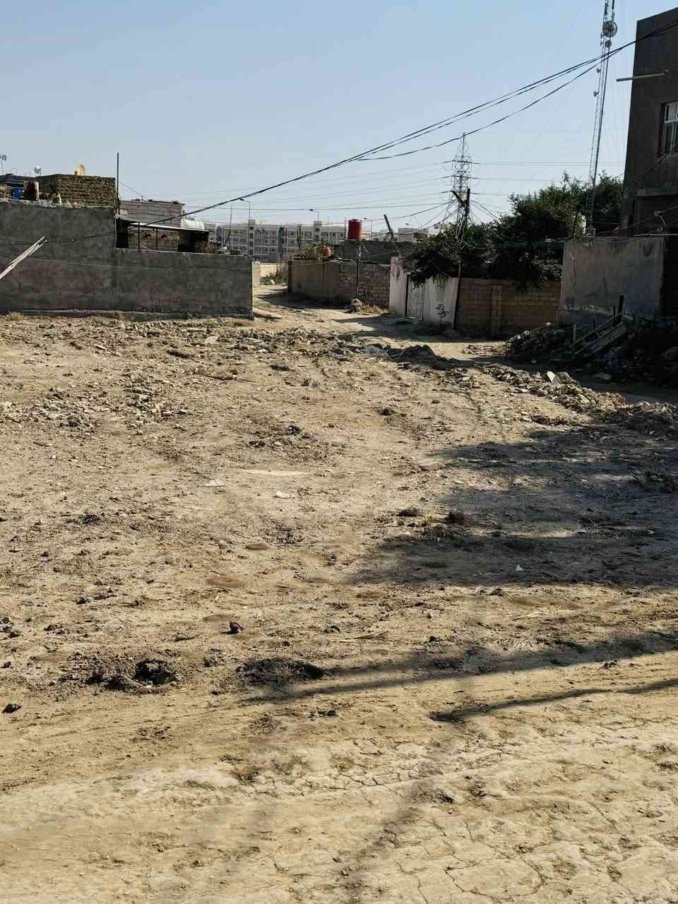 سلام عليكم قطعه ارض زراعي المساحه ٢٥٠ متر ركن .الموقع خلف المجمع السكني طريق حله نجف. القطعه مدفونه وجاهزه للبناء صاير ركن  .السعر خاص ومناسب .الاستفسار على الأرقام التاليه .
*********** محمد رشيد 
*********** منتظر الصليخي
