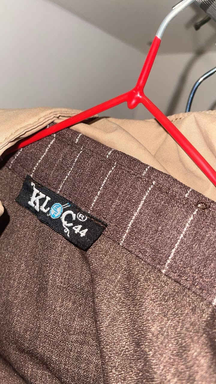 سلام عليكم 
طقم للبيع سعر 15 بيها َمجال ملبوسه مرا
الي يريد يتصل على رقم ***********
