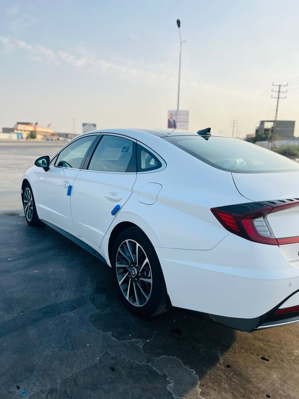 السلام عليكم
سوناتا خليجي موديل ٢٠٢٣ رقم بغداد
لون ابيض فول مواصفات 
ومواصفاتهة معروفه ميحتاج اذكرهن
رقم بغداد ماشيه ٤٤٠٠٠ وقابل للزياده
السياره بيهة شويه بارد بالجاملغ الامامي جهة السايق
وبيهة بارد مقدار اصبعين بالجامغ الامامي عكس السايق
السياره جديده وعلى ايدي 
رايدهة ب٢٢٥ وبيهة مجال قليل 
مكانهة بالصويره
***********
