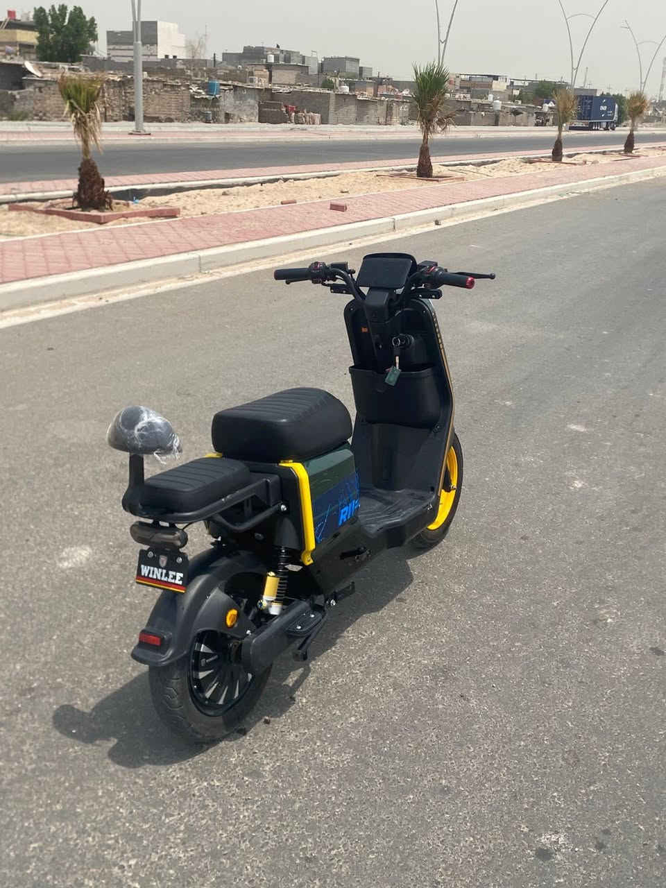 دراجه r11 بطاريات33/12v
ملف 2000 
ماشيه8000
بعده جديده تجي وتفحص بعينك 
عنواني البصره القبله حي مهندسين 
سعره 650 بيه مجال. 
رقمي ***********.

