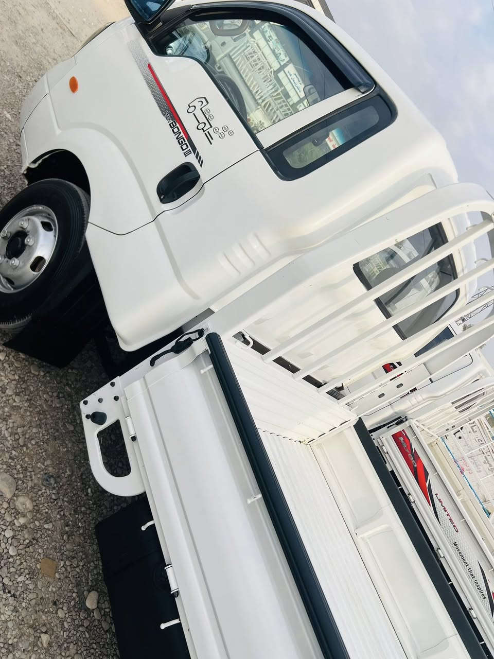 کیا 4000 مۆدیل٢٠١١سەیارەکە زۆر جوانە بەشەرتی گیرومەکینەو ئەکسل وتەبریت  تازە داخل بوە کامل کراوە بە٢٠٢٣سەیارەکە زۆر تازەیە هەموو گیانی بەشەرت خایسو دەععمو لی دراوی نیە سەیارەکە لەرەسمەکان جوانتر نەبو نەتەوی زۆر زۆر پاکو توندوتۆلە بیمەسرف بۆسعر پەیوەندی بکە***********
