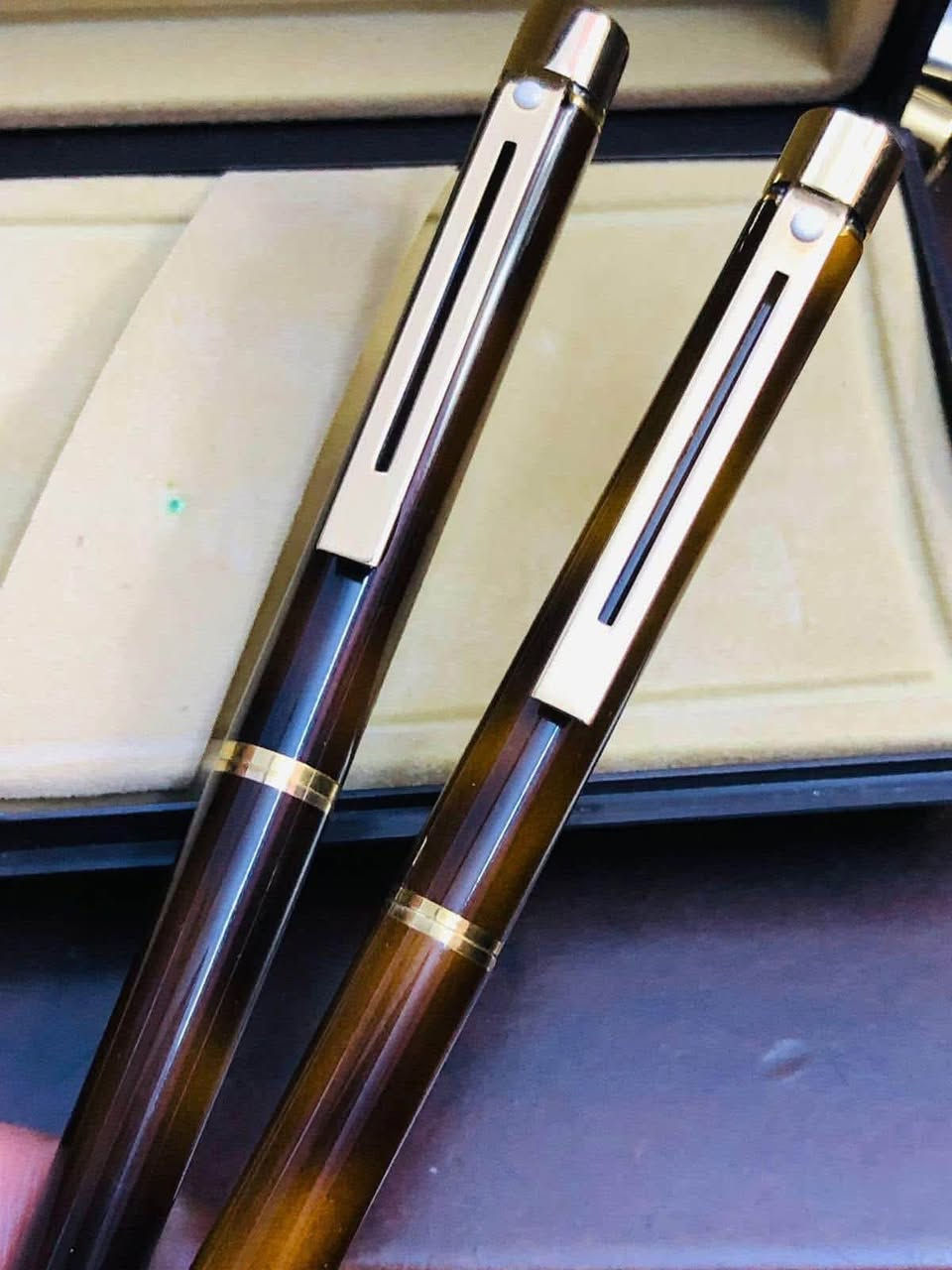 سيت اقلام شيفر ( SHEAFFER)   
امريكي الصنع انتاج الثمانينات     
 ريشة ذهب خالص عيار 14 
حجر ي و تغليف ذهب   
لوك غير مستعمل
 مع العلبه الاصلية  
للاتصال ***********
