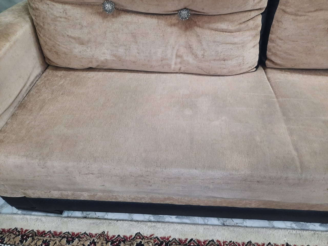 السلام عليكم
يتوفر طخم قنفات (تركي) مستعمل للبيع.كما في الصور. 
مكون من قطعتين كبيرة وقطعتين صغيرة، يعني يستوعب ( ۸ ) اشخاص. القطعتان بالحجم الكبير قابلة للفتح والتحويل الى سرير.
السعر: ٢٠٠ الف
المكان: الفلاح الثانية- مقاطعة ٦ خلف دائرة المرور.
للاستفسار المراسلة على الخاص


**إذا كنت صاحب هذا الإعلان وتريد حذفه لأي سبب، رجاءا أرسل رسالة إلى الدعم الفني**