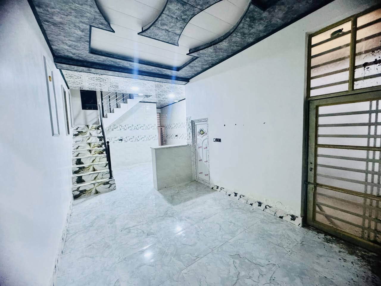 دار لليجار مساحه 100 متر طابق واحد مكانه نجف مجمع بيتي الثاني  شارع البيت ١٥ قريب عله مجمع السلطان بي غرفه وصاله وستقبال ومطبخ وصحيات عدد ثنين ومكشوفه ماي كهربائي وطني ومولده تانكي ماطور سخان 
سعر ايجار 250 الف  
استفسار

***********
‭
