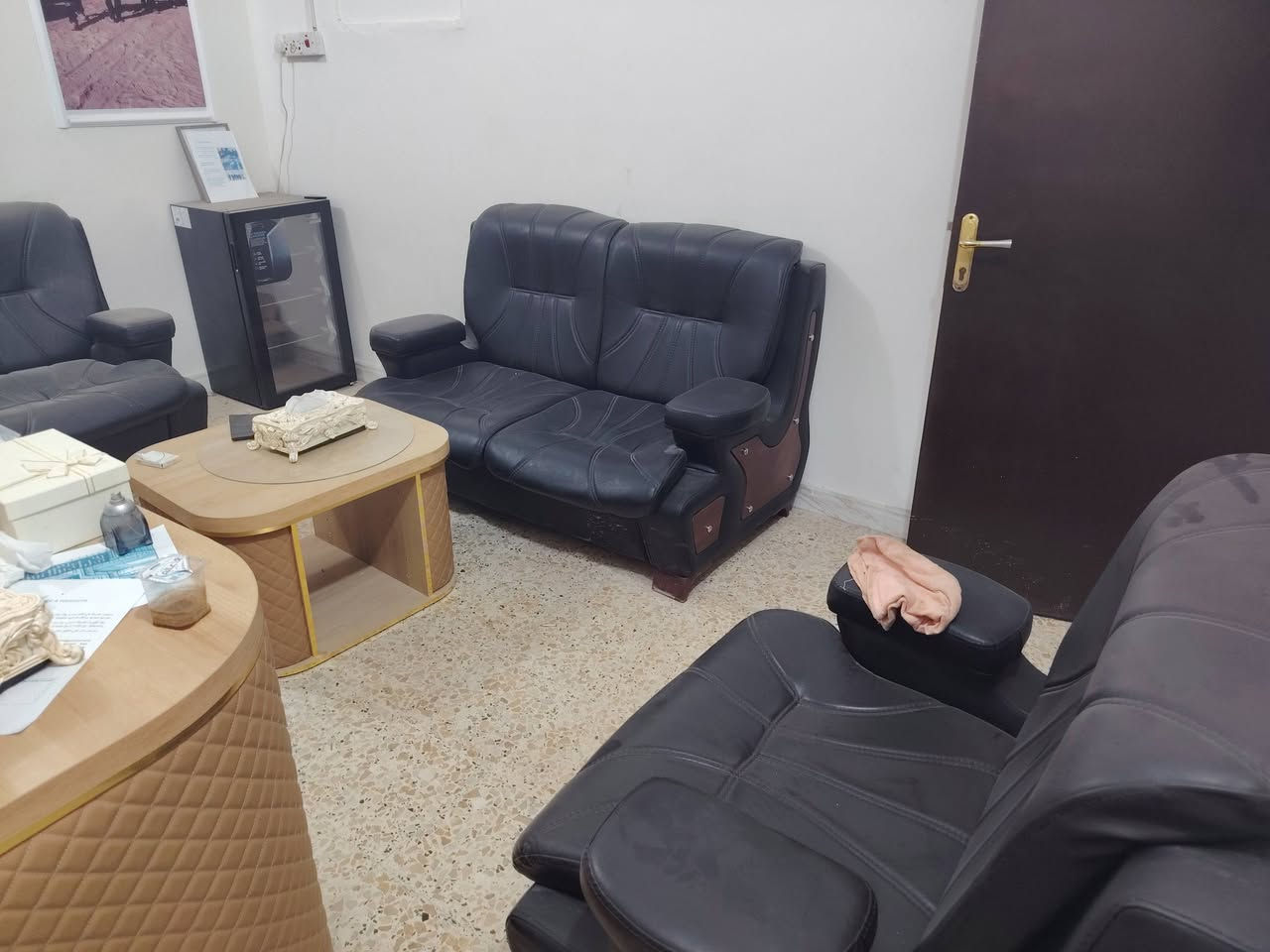 أثاث مكتب للبيع مستعمل ثلاثة أشهر فقط جديدة بعدة

***********
