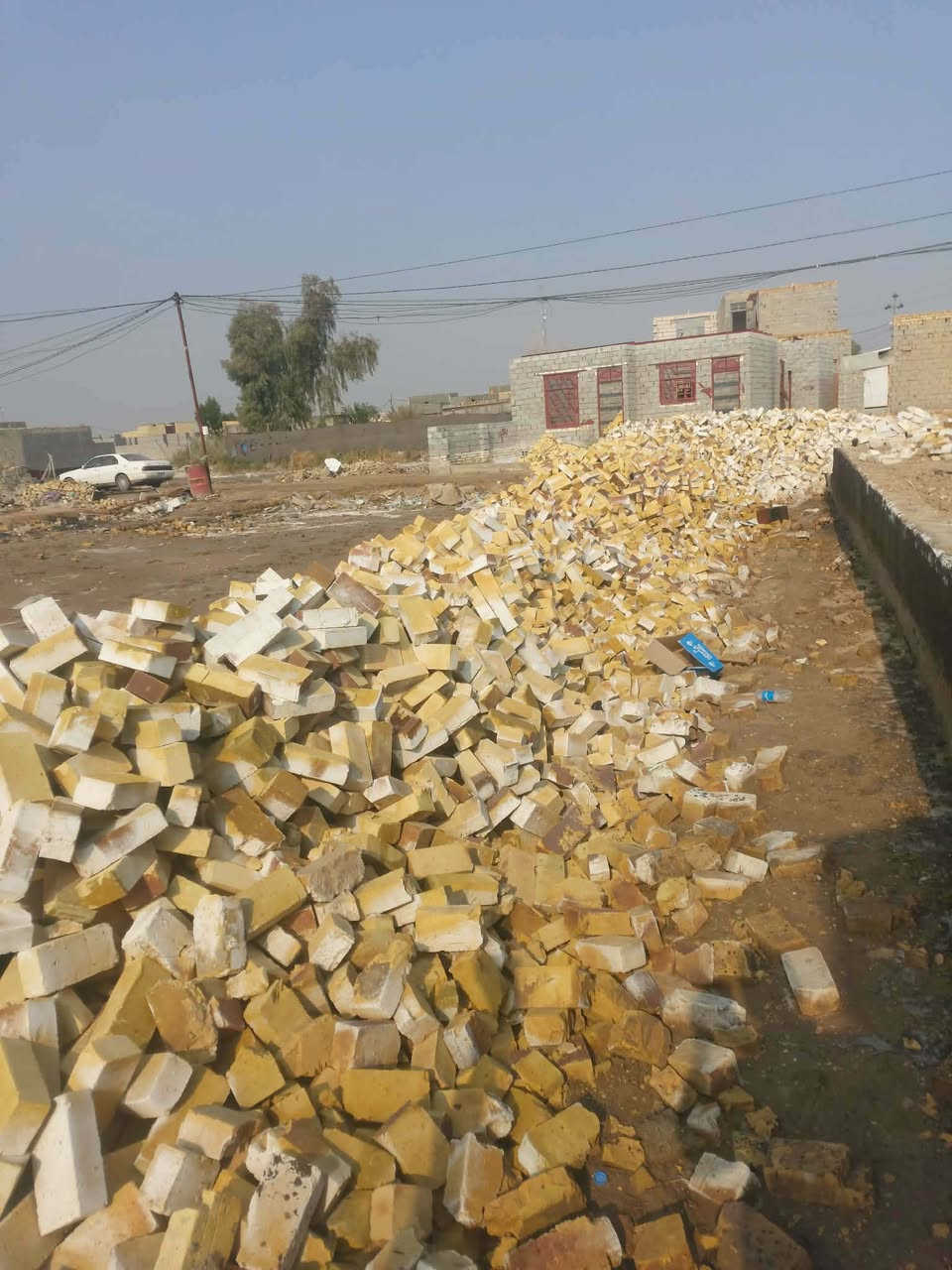 ⚠️ قطعة مساحة 200  متر سند 25 بيها بتلو مساحته 160 تقريباً + غرفتين 4 ❎ 5 + استقبال 9 متر + مطبخ + حمام 
وياها  24 الف طابوگة + 2 عربانة رمان + 2 طن إسمت يعني كلشي كامل بسرعة تبنه 
المكان المعارة طريق البزل تنزل مسافة قليلة 
السعر 21 مليون
للإستفسار  ***********
