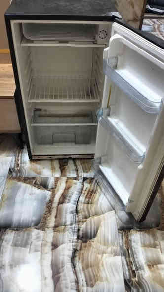 ثلاجات وحده حجم وسط شرط النضافه ولشغل وحده حجم صغير هم شرط النضافه ولشغل الاستفسار ***********
