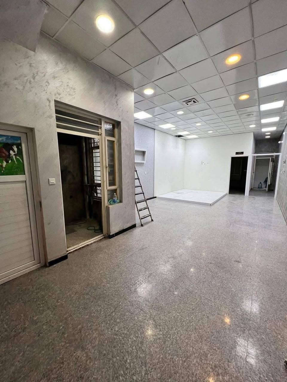 #للأيـــجار_في_الســـيدية
قاعة طابق ارضي تصلح اي نشاط تجاري او مخزن مساحة 150م² بيها غرفه مكتبيه وخدمات ومنورين

بأمكانك عرض عقارك عندنا
زبائننا الكرام نستقبل كافة عروضكم وطلباتكم

للاستفسار يرجى الاتصال على الرقم
*********** 

او زيارة مكتب القيسي للعقار والأعمار 
عنوان المكتب
#السيديه_شارع_المركز_مقابل_التفاح_الاخضر
