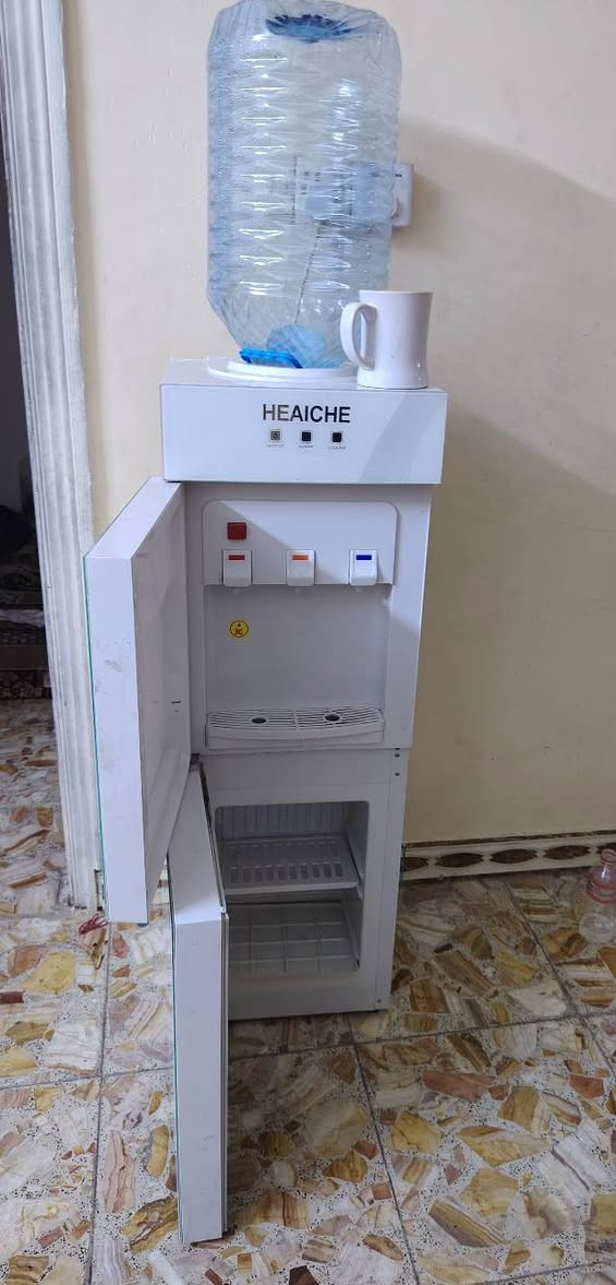 براد ماء للبيع جديد كلش استخدام قليل السعر ١٢٠ وبي مجال قليل العنوان البياع شارع سته للاستفسار تواصل عل واتساب ***********

