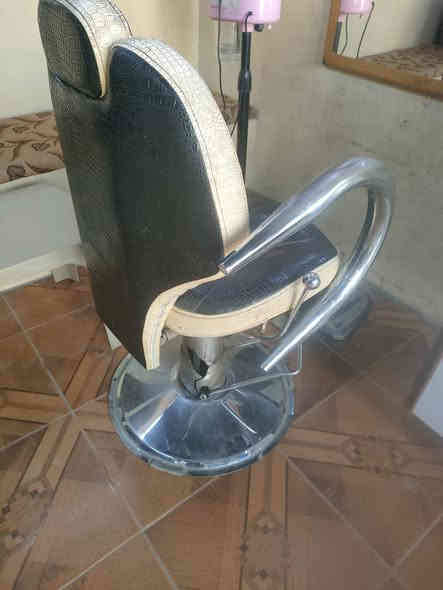 كرسي حلاقه للبيع  كلو شغال السعر 120 عنوان موصل جانب الايمن هاتف *********** وكورك *********** خاص ماجاوب
