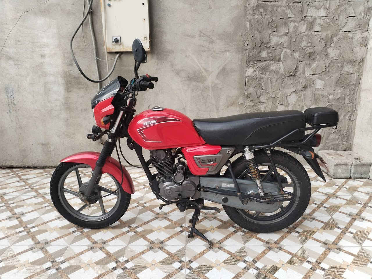 السلام عليكم دراجه كي واي للبيع أوراق اصلي وكامله موديل 21 جديده كلش وكله على لبلاد السعر مليون و 50 )  1050 )  عنواني بالزبير الشراي ***********
