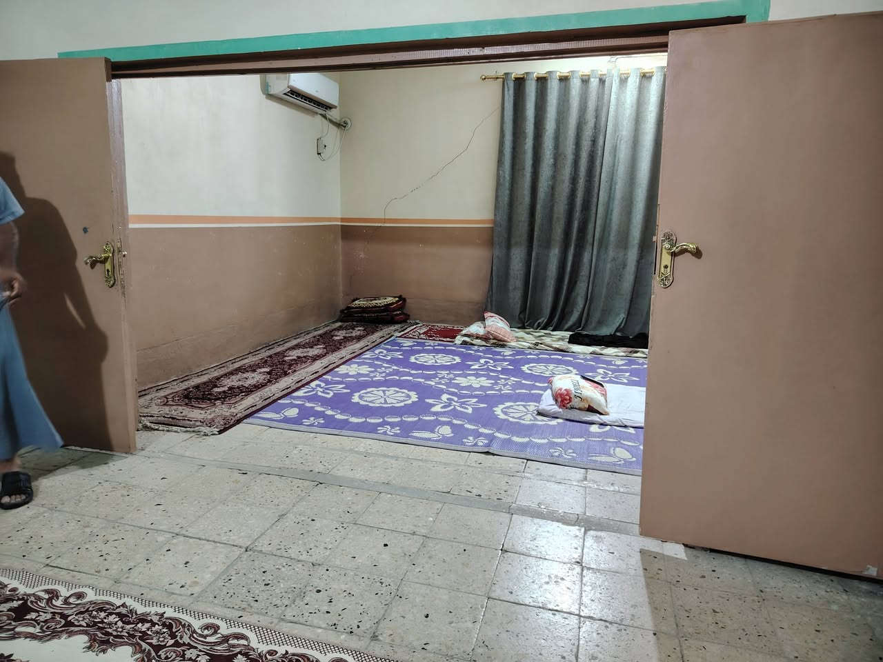 دار للبيع مساحه200متر طابقين
طابو صرف المكان حي الجمعيه شارع الاعلام 
صب كونكريتي بناء حديث طابوق 
الطابق الاول يحتوي استقبال وصاله و مطبخ و غرفه وحمامات داخليه وخارجيه
الطابق الثاني يحتوي غرف عدد 2 وصاله وحمامات داخليه وسطح جبير 
لاستفسار مراجعه مكتب المعمار الراقي للعقار الواقع خلف مطعم ثائر الجبوري مقابل حي المهندسين ضغط الخشب 
بإدارة 
سلام الفتلاوي ***********
احمد الفتلاوي ***********
