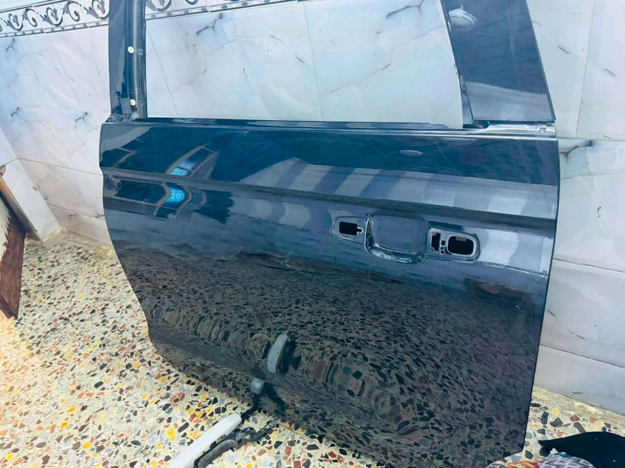 للبيع باب خلف السايق فورد اكسبديشن  ماكس طويله من 20 إلى موديل 24 لون اسود تفصيخ جديد على وضع الشركه مع يده باب رقمي ***********
