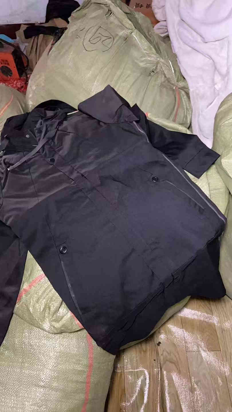 السلام عليكم 
عندي طن واحد ملابس جاي من الصين 
10ايام يوصل ان شاء الله 
ملابس رجالية جديدة (غير مستخدمة)
تحتوي على مخلوط
جاكيت/قمصلة
تيشيرت 
سويتر
بنطلون 
بلوز 
شورت
قميص من النوع الثقيل 
(ملاحظة)
ابيع الكمية كاملة 
الملابس كلها من الدرجة الأولى 
(رجالي رجالي رجالي)
الي مهتم يتصل او يراسل واتساب 
***********
