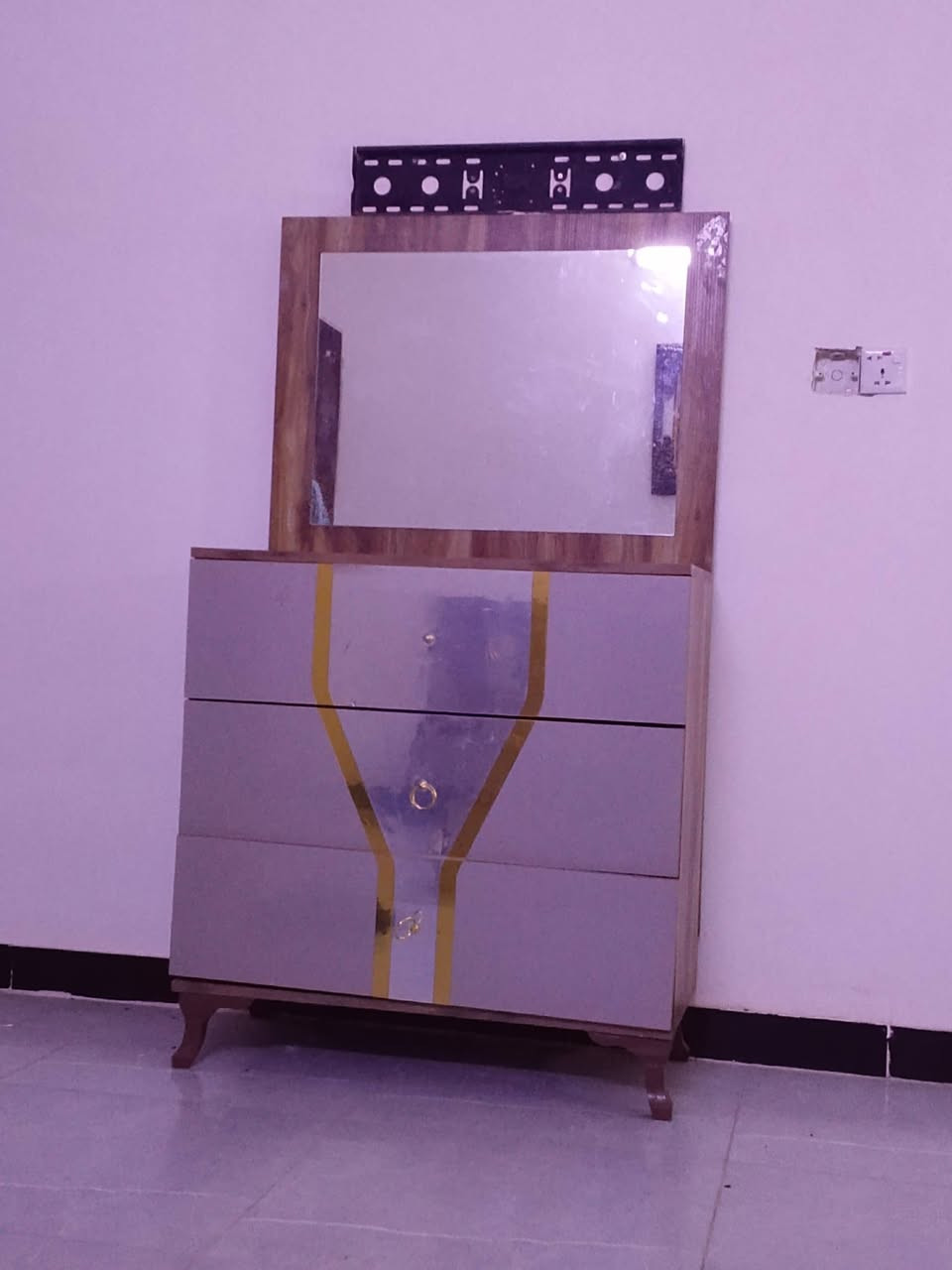 غرفه تركيه للبيع المرايه مال باب بيهه كسر كما موضح بلصوره والبيبان ضايعات براقيهن غرفه مستعمله للبيع متواجد فيس بوك واتس اب ***********
