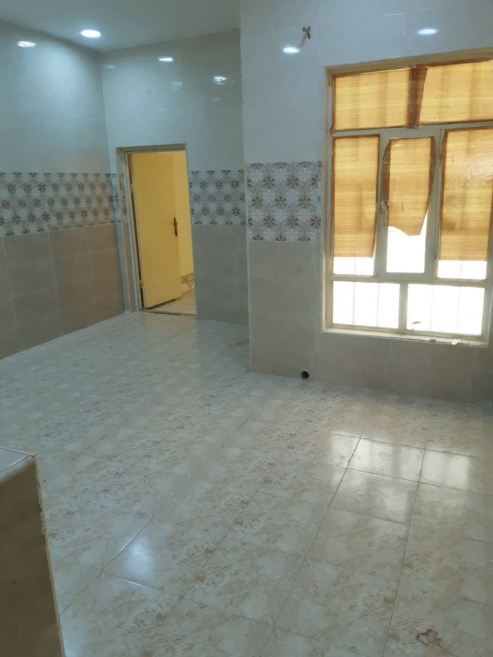 دار ١٠٠ متر طابقين على شكل بيتين كل واحد بابه لوحده كونكريت نهاوند ال١١ الف  منطقه البطاقه الوطنيه مقابل ساحه ومدرسه جديده قريب على السايدين التجاريات  حاليا فارغات  مطلوب اسكان ٥٨ مليون مع تبديل الكفيل على المشتري  للاستفسار  خاص او اتصال ***********
