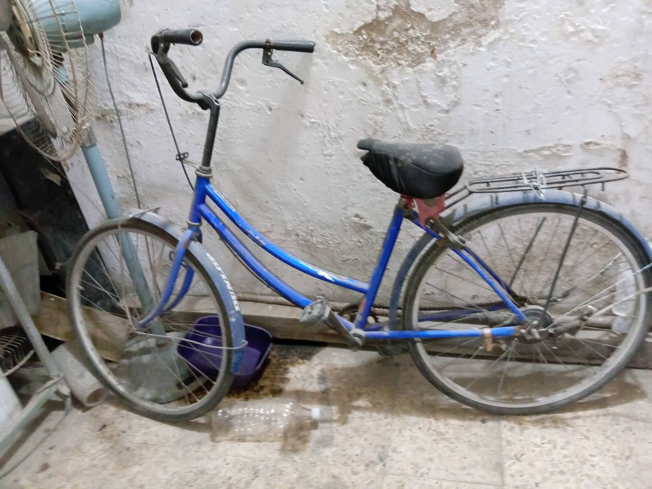 باسيكل بناتي ازرك سعره 30الف يرادله غسل بي عطل بسيط بس التاير الوره يرادله تعديل لمن اسوق بي ينعوج مكاني الكريعات قرب جسر العبره الجديد تجيني وتاخذه