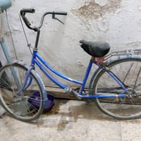 باسيكل بناتي ازرك سعره 30الف يرادله غسل بي عطل بسيط بس التاير الوره ير...