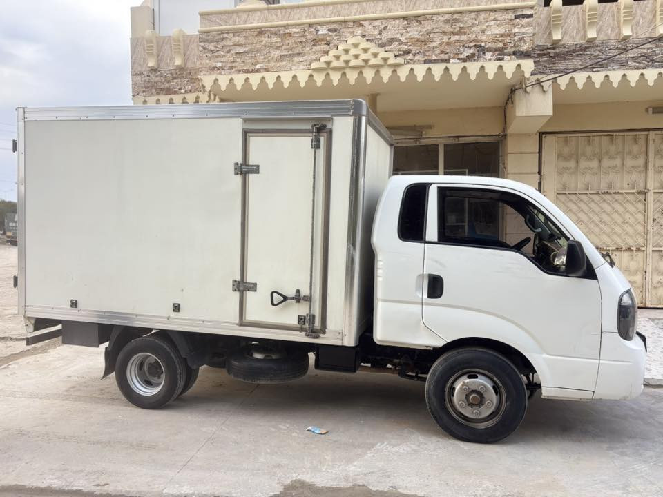 للبيع: كيا بونکو٤٠٠٠ (فحل) موديل 2019
سيارة نظيفة جداً وجاهزة من كلشي، مال جناي (استخدام شخصي).

⚙️ المواصفات الفنية:

• الموديل: 2019.

• الرقم: كركوك (مشروع وطني) - تحويل مباشر.

• المحرك والجير: شرط الفحص (كفالة عامة)، لا تبخير، لا تنقيص دهن، ولا أي مشاكل تقنية.

• التبريد: ثلج (بشرط الفحص).

✨ حالة السيارة (البودي والحديدية):

• الصبغ والضرر: كفالة عامة (لا صبغ، لا ضربة، لا خياس).

• ملاحظة: توجد فقط رصعة سارد (تعديل بارد) بسيطة، عدا ذلك السيارة زيرو لا شخط ولا رصعة.

• الحديدية والإطارات: تخم تاير جديد، صدر وإطارات بشرط الشركة، السيارة "بكيت".

• المصروف: السيارة جاهزة ومجهزة بالكامل، ما تذب عليها دينار واحد.

💰 السعر:١٥٥$
• مكان/ كلار
رقم ***********
