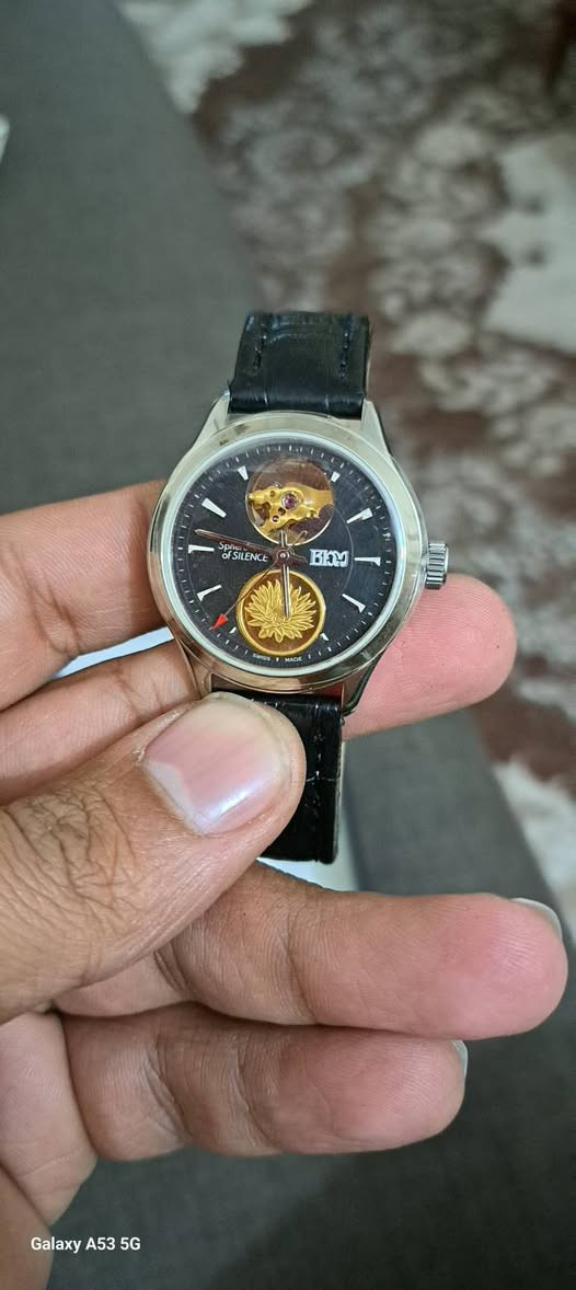 هذه النسخة هي In The Sphere of Silence Ladies' Coin Watch (النسخة النسائية المحدودة مع عملة ذهب صافي عيار 24 بحجم 0.5 غرام  الساعة جديدة تماماً (New Old Stock) مع علبتها، وشهادة الأصالة، ووثائق الشحن، والعملة الذهبية بحالة ممتازة،
السعر المطلوب (800)دولار
***********
