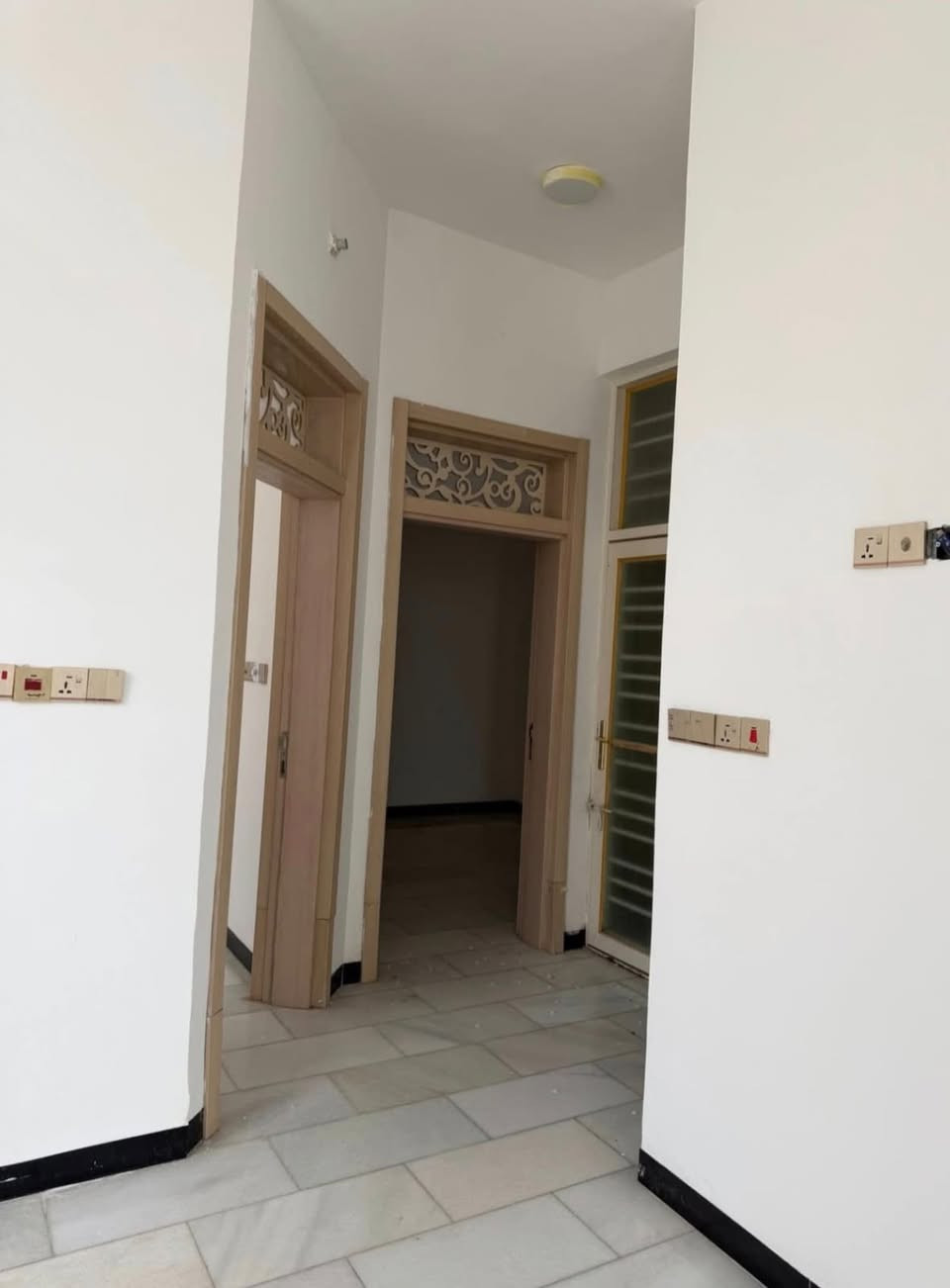 السلام عليكم
دار للبيع في كربلاء المقدسه قرب مدينه العاب السندباد ومستشفى العباس الاهلي 
المساحه ١٠٠ متر ركن طابق واحد 
الواجهه ٧ متر 
النزال ١٤ونص 
بناء طابوق درجه اولى البيت جديد يحتوي على غرفتين نوم واستقبال وصاله ومطبخ وصحيات 
خدمات كامله ماء مجاري كهرباء تبليط 
شارعه ١٠ متر تبليط 
والشارع الرئيسي مدخل الحي ١٥ متر 
السعر 150 مليون وبي مجال بسيط 
للاستفسار الاتصال على *********** أو واتساب نستقبل كافه عروضكم بيع وشراء
