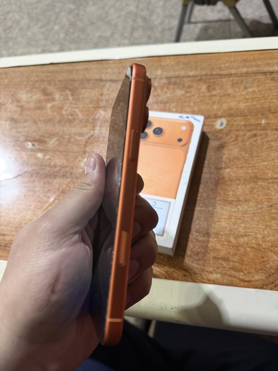 سلام عليكم ايفون 17 برو ماكس ضمان اي بي ام يعني ماستر سنتين الجهاز كلش نضيف اني فتحته من الكارتونه عل ايدي مشحون 50 مره السعر 2100 وبي مجال العنوان شارع فلسطين 
رقم الهاتف : ***********
