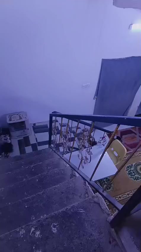 بيت للبيع في حي السفير قرب سوق العبيدي مساحه 100نزال 25 طابق ونص ***********
