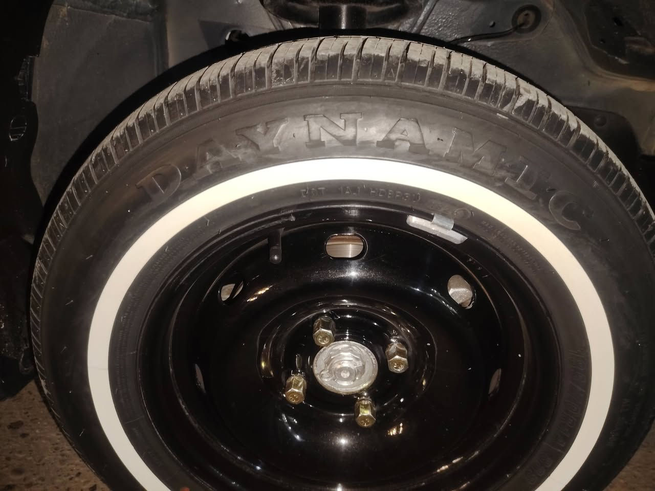 تايرات خط ابيض لبيع هوة ويالة صبغ حراري نضافة تاير 100 من 100 سعرهن 240 الف بيهن مجال 14 70 185 ***********
