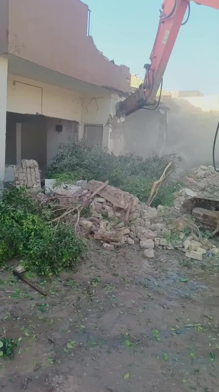 مستعدون لهدم وتفليش البيوت القديمة والمحلات وقطع البيوت  ورفع الانقاض وتعديل الارضية بموادها يعني ما اخذ فلوس بس المواد واسويلهيا كاع في كافة مناطق ديالى للتواصل الاتصال على الرقم ***********
