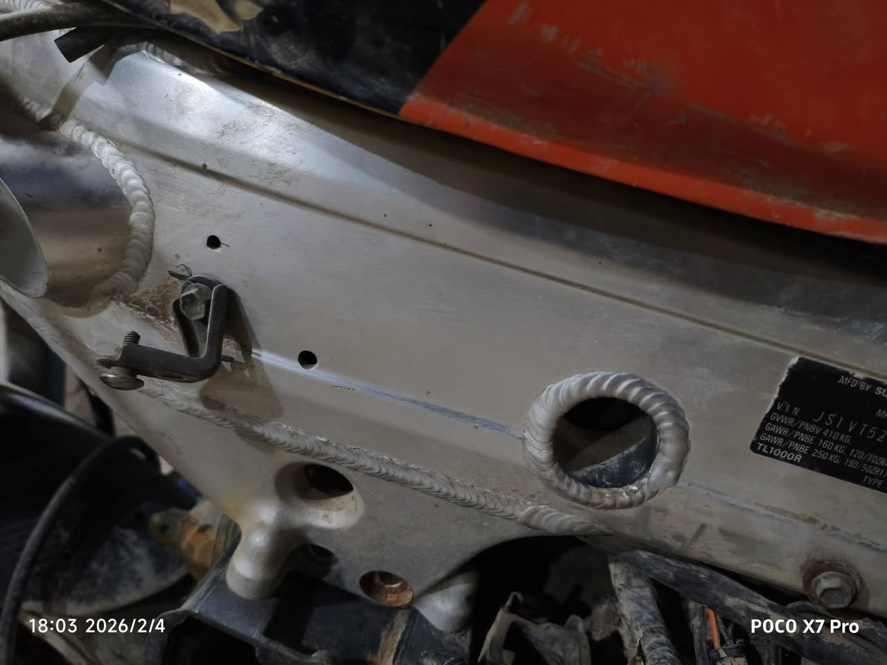 السلام عليكم شباب دراجه سازوكي  1000 سيسي  موديل 2006  أوراق أصولي الدراجه متروكه سنه وكلها تراب العطل الوحيد إلبها الكور المجرا مال ألمي مكسور ولكسره مالته موجوده غراضها موجوده بس مفصخه  شباب اليريد  تفصيخ موجود محرك …شاصي تايرات  الشاصي أوراق أصولي  الدراجه نضيفه بس مليانه تراب  الاتصال ***********
