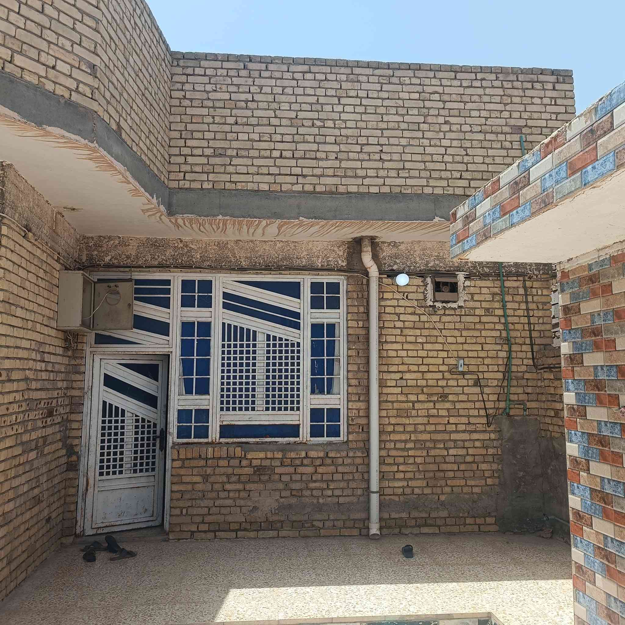 سلام عليكم بيت مساحه 200
الفتاحية حي الإمام مهدي فرع الفوج خدمات كامله ماء مجاري
كهرباء شارع طابق واحد طابوق الحي
يتكون من كراج واستقبال وصاله
غرفتين نوم وسطح شتايكر
سعر ١٣٠ وبي مجال وتصال على رقم ***********
