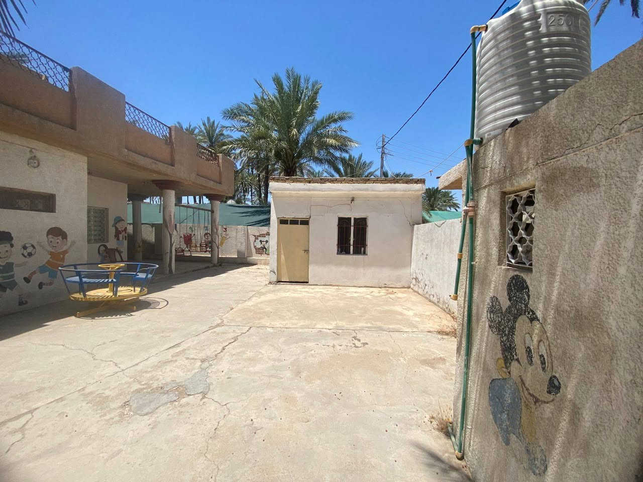 دار سكني للبيع ملك صرف المساحه 500 يرهم قسط أو مراوس *********** في قرية زهره قرب الساده
