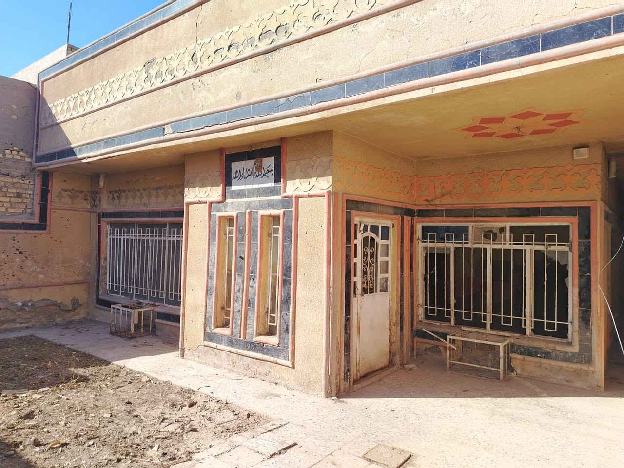 السلام عليكم بيت 200 متر في منطقه الألفين موقع مميز بلقرب من مجمع رحمه الطبي للبيع كامل قطع حسب الرغبه للاستفسار ***********
