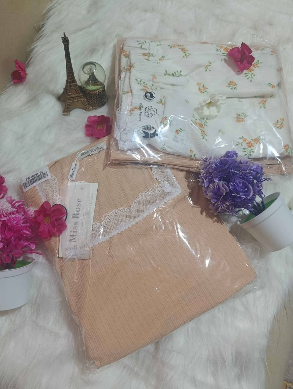 سحر الأناقة والراحة في البيت مع متجر Velora ✨
جلبنا لكم أرقى بيجامة صيفية (قطعتين) كتجمع بين النعومة والشياكة اللي كتستاهليها فدارك 😍.
✨ مميزات الطقم:
الفوقاني: ثوب مضلع (Rib) رطب وخفيف بزاف، مزين بلمسة دانتيل راقية على العنق والأكمام.
السروال: مشجر بنقشة زهور صيفية هادئة، واسع ومريح جداً في الحركة.
الخامة: جودة ممتازة، باردة وكتخليك ديما منتعشة ومبردة ف هاد الصيف 🌬️.
📏 المقاسات متوفرة: متوفرة بجميع القياسات من الـ M حتى للـ XXL.
🚚 التوصيل متوفر والدفع عند الاستلام (أينما كنتم).
📥 للطلب أو الاستفسار: تواصلوا معنا مباشرة عبر رسائل الخاص (المسنجر)، صيفطو لينا المقاس ديالكم والطلب كيوصلكم حتى للدار! الكمية محدودة جداً 🏃‍♀️. الصحراء الغربية


**إذا كنت صاحب هذا الإعلان وتريد حذفه لأي سبب، رجاءا أرسل رسالة إلى الدعم الفني**