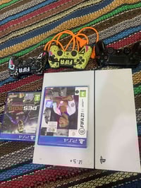 بلي ستيشن ٤ • ٣ جوستكات اصلية • قرصين