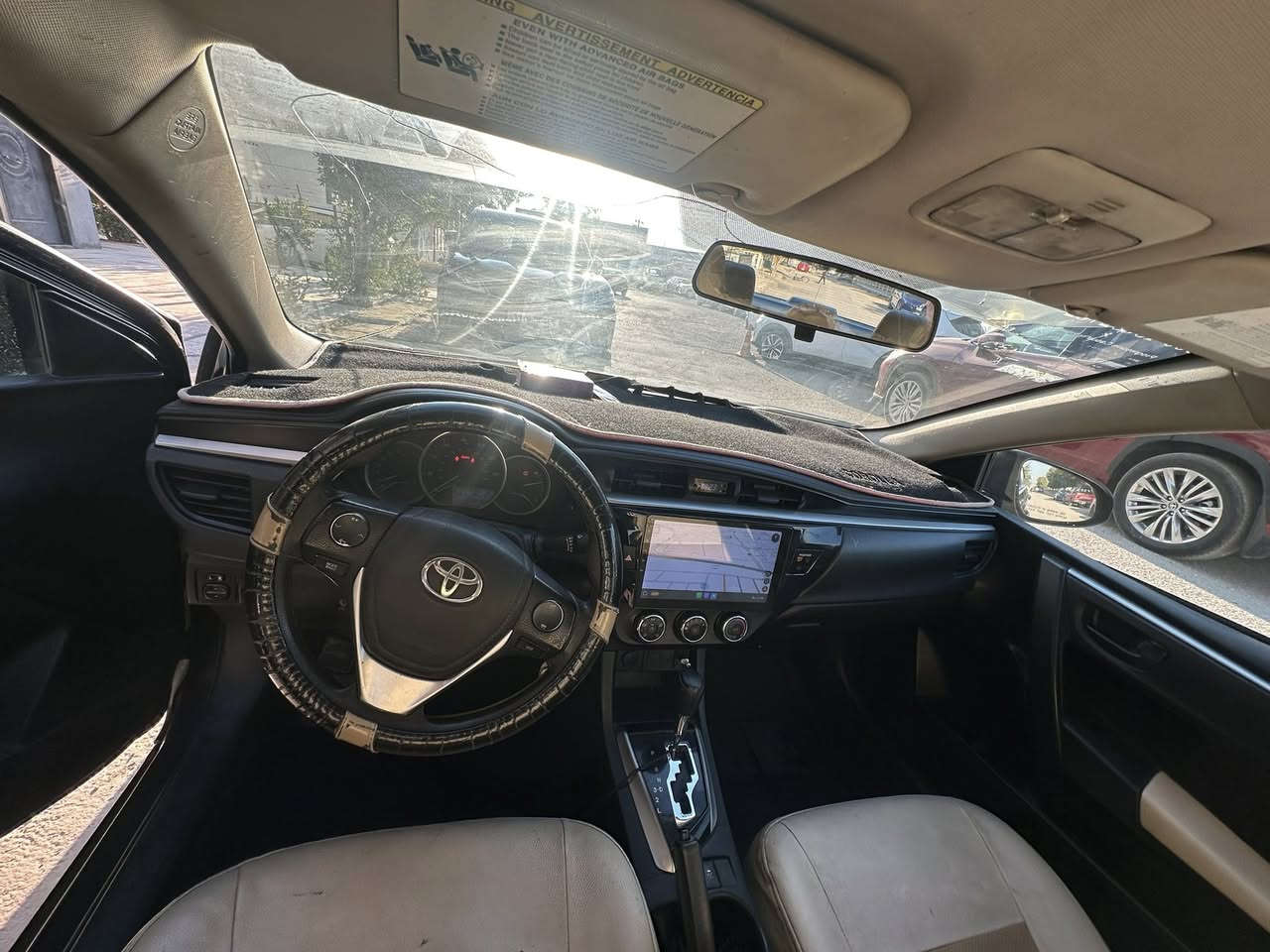 السلام عليكم 
كورلا 2014 
اللون اسود 
تحكم ستيرن 
شاشة داخلية محدثة كار بلي 
كامرات خلفية 

 ضربته جاملغ وشوية طاخ البنيد تصير 3 قطع صبغ  السيارة خير من الله 

سونر وشاصي موجود وجاهز 

   سعر 107 وبيه مجال حك الجيه. 
***********
