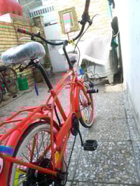 هذا البايسكل الأحمر مميز ومناسب للتنقل السريع داخل المدينة. يتميز بتصم...