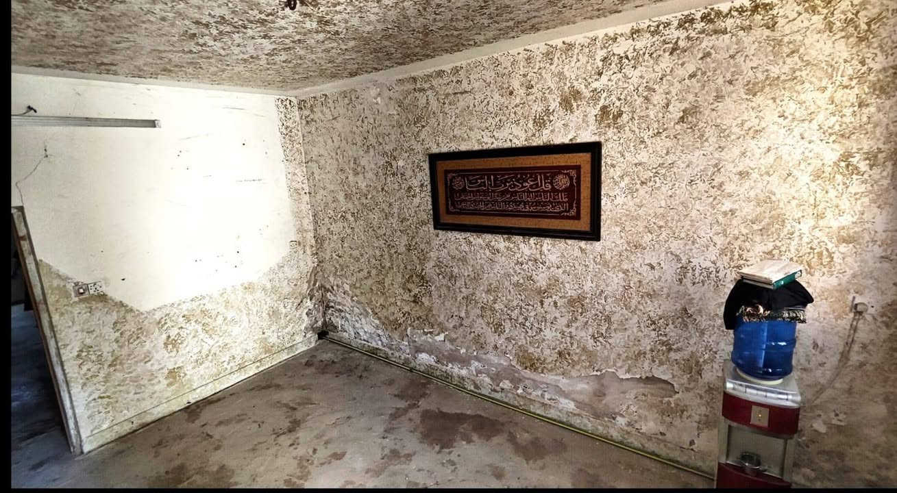 من رخصة صاحب الكروب
نصف بيت ٣٧ متر للبيع السعر ٣٠ مليون بي مجال بسيط
البيت مساحته الكلية ٧٥ متر وحالياً تسكن فيه عائلتي 
يحتوي على حوش وتواليت خارجي وحمام وتواليت مشترك داخلي وغرفتين مطبخ بيتونه وسطحين 
البيت يحتاج إلى ترميم 
المكان الظباط منطقة ٢٤ أسواق خنجر خلف الملعب 
الرقم *********** ابو عبدالله
