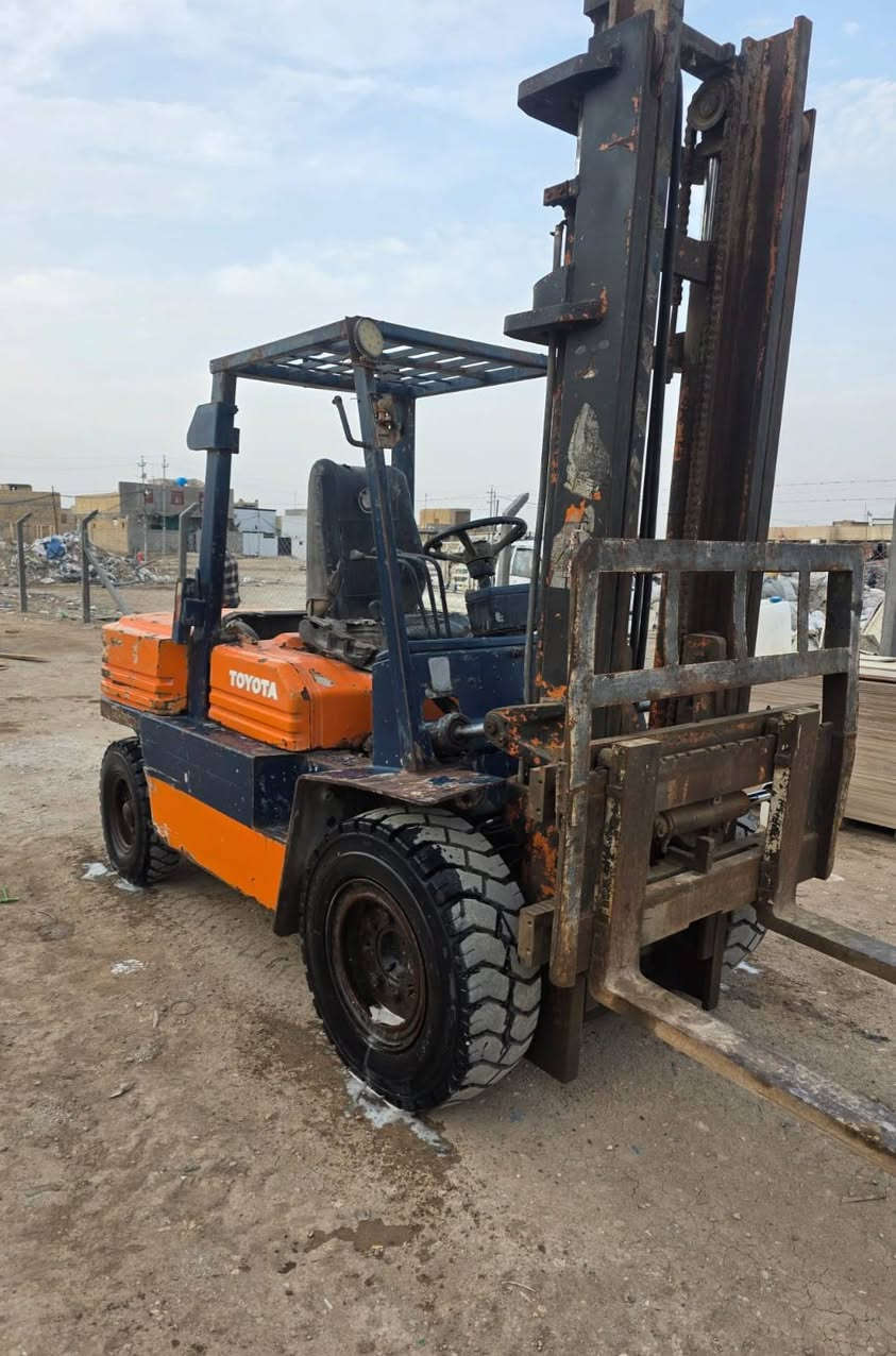 رافعه تيوتا للبيع 3 حركات  3.800 طن مكينة كير عل شرط تخم تاير للاستفسار ***********
